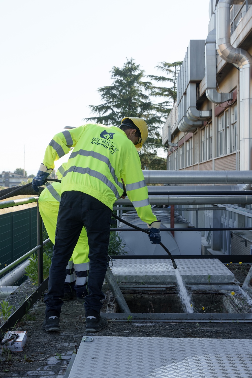 Mezzo MTC Service durante un intervento di spurgo presso un edificio