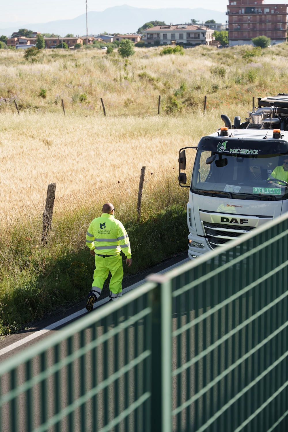 Operatore MTC Service durante il controllo del chiusino di una fossa biologica