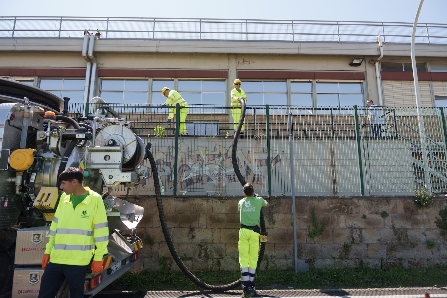 Squadra MTC Service durante un intervento di spurgo