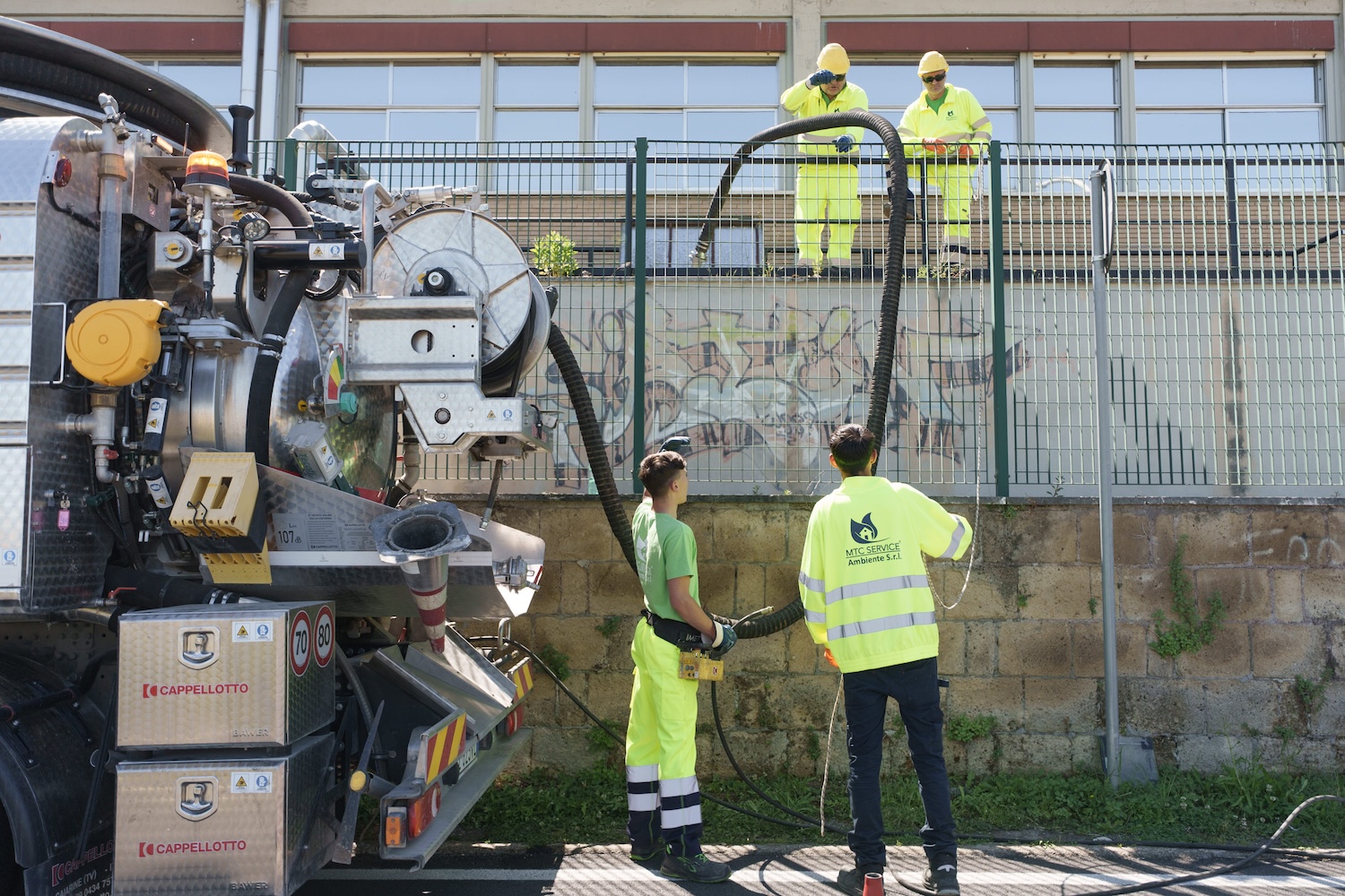Mezzo MTC Service durante un intervento di spurgo presso un edificio