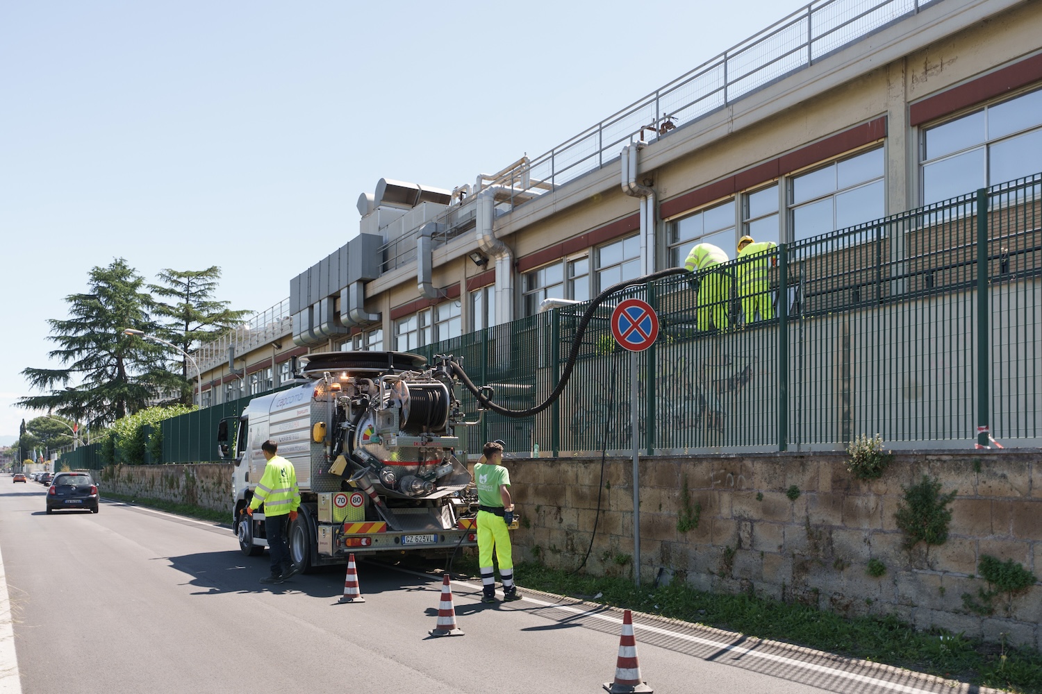 Operatori MTC Service durante un intervento urgente di spurgo