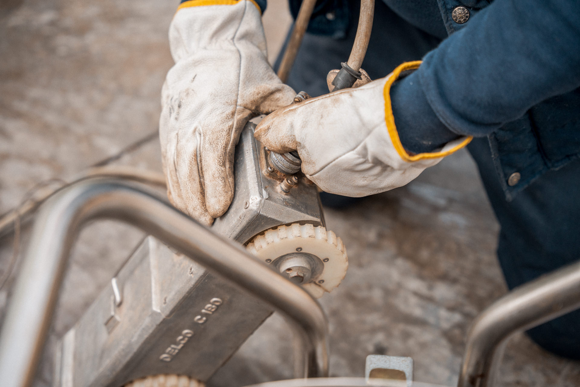 Tecnico MTC Service prepara l’attrezzatura professionale