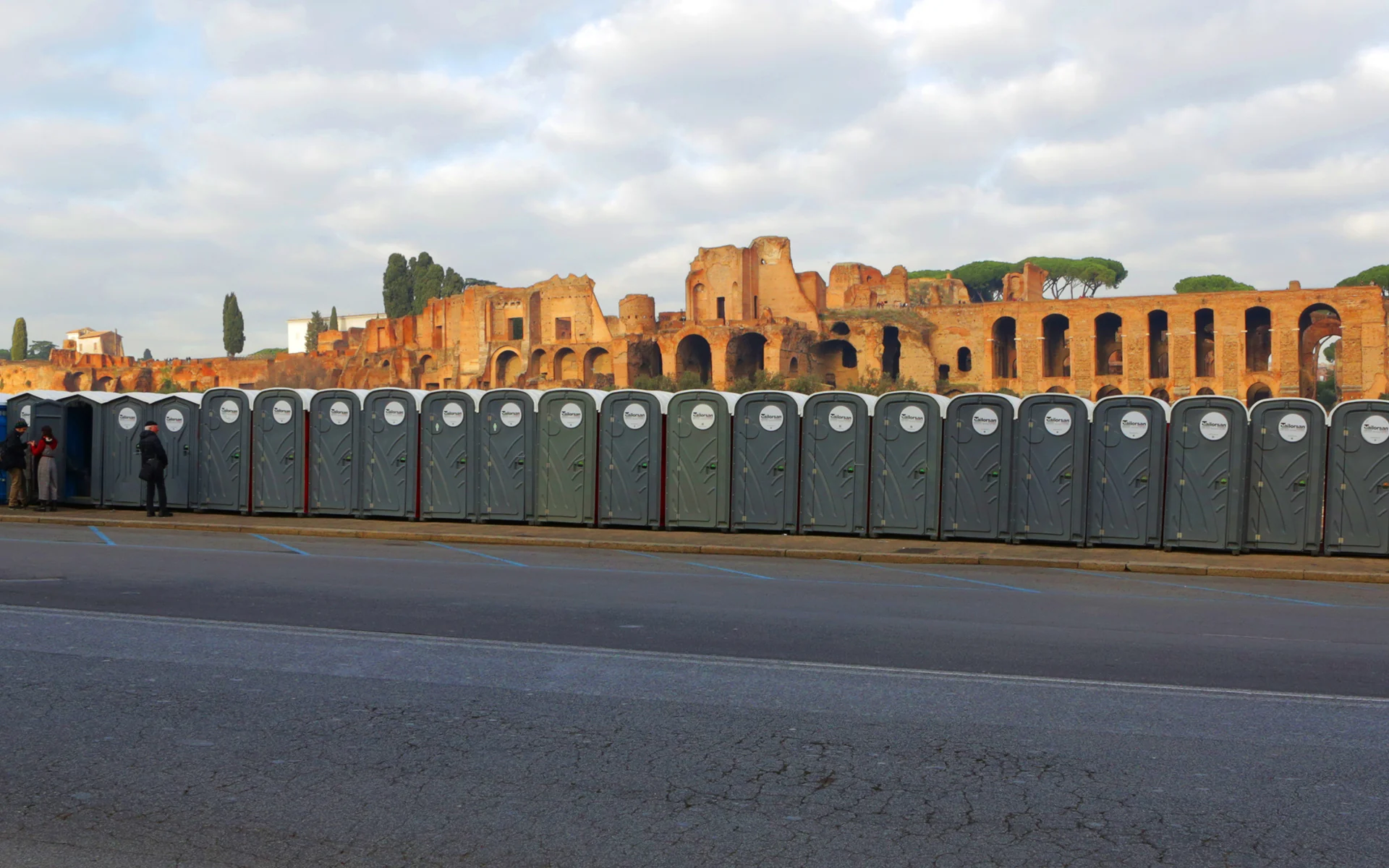Fila di bagni chimici predisposti per un evento