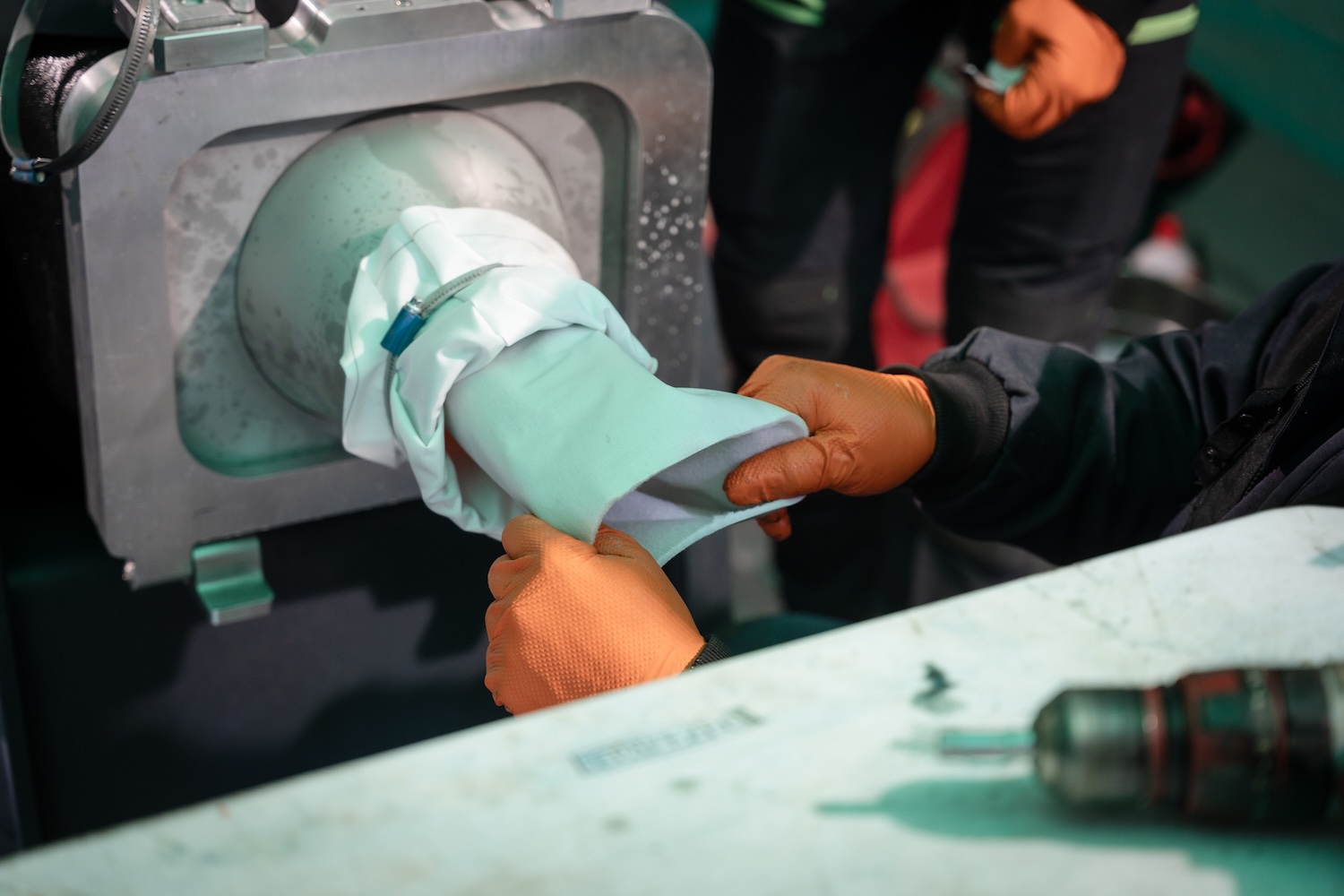 Tecnici MTC Service durante la preparazione della calza per il relining