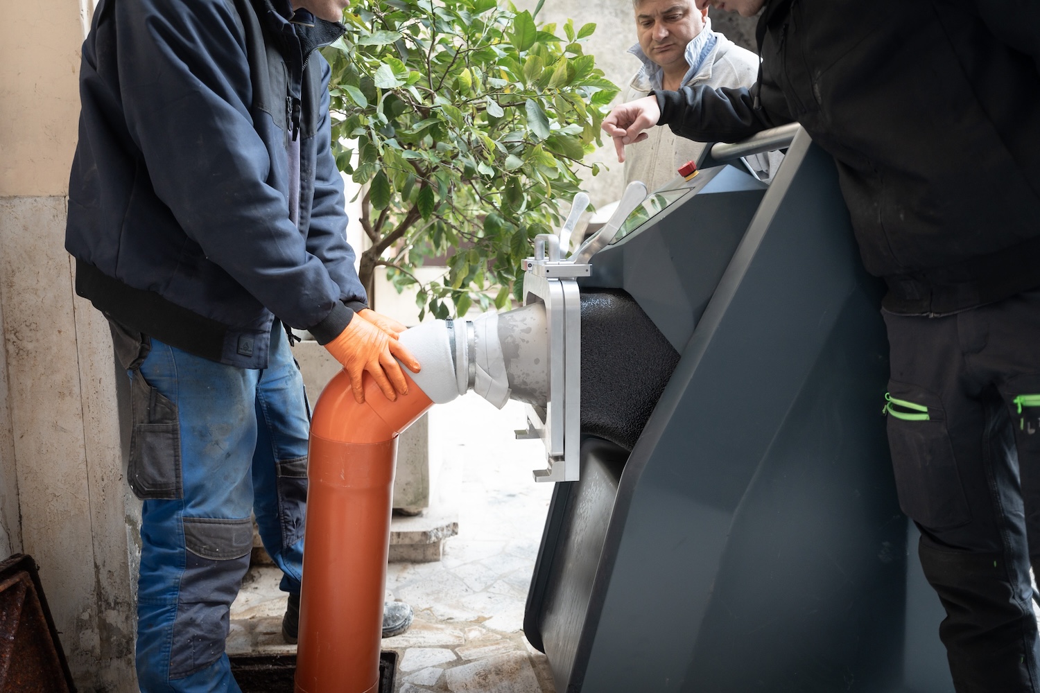 Preparazione della calza resinata per il relining delle tubature MTC Service