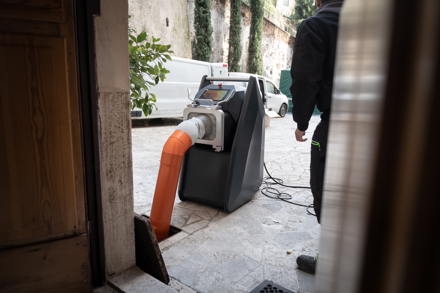 Tecnici MTC Service durante la preparazione della calza da relining
